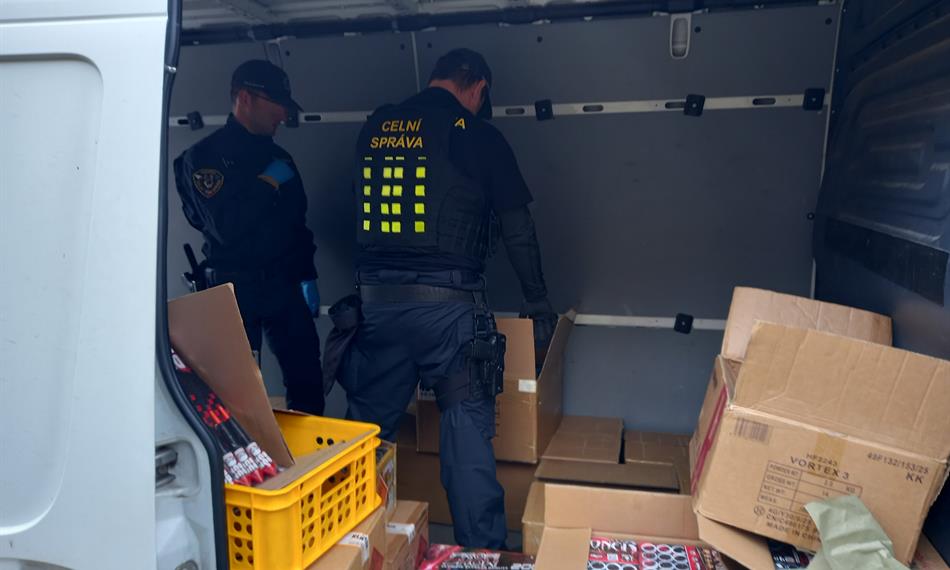 Celníci kontrolujíci zboží ve vozidle